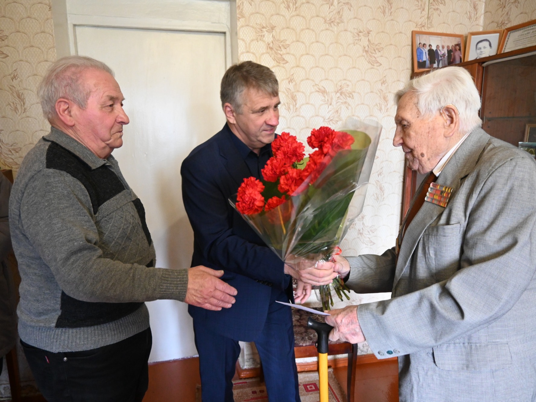 Низкий поклон героям: глава муниципалитета поздравил ветеранов с Днём Победы от имени депутата Госдумы.