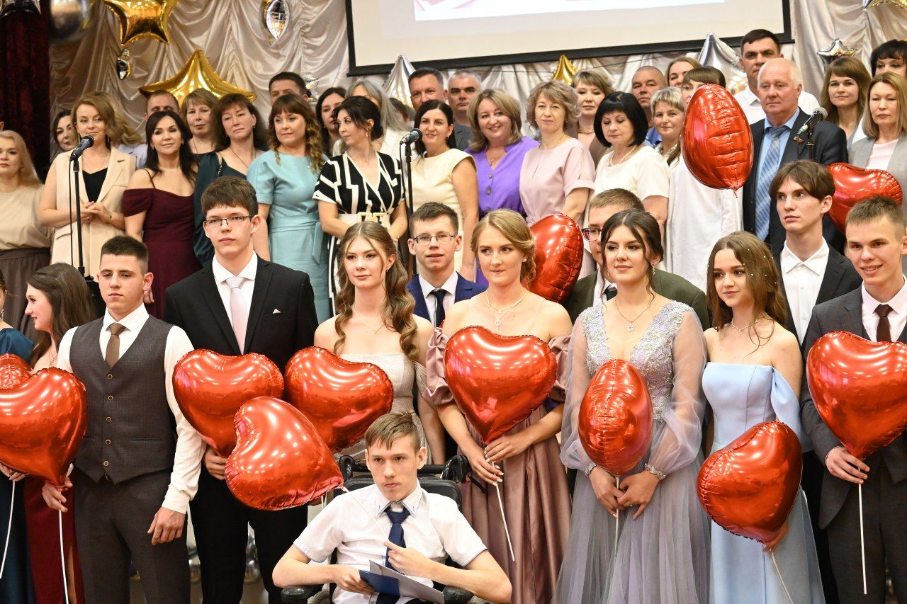 Выпускные балы прошли в Чернянском районе.