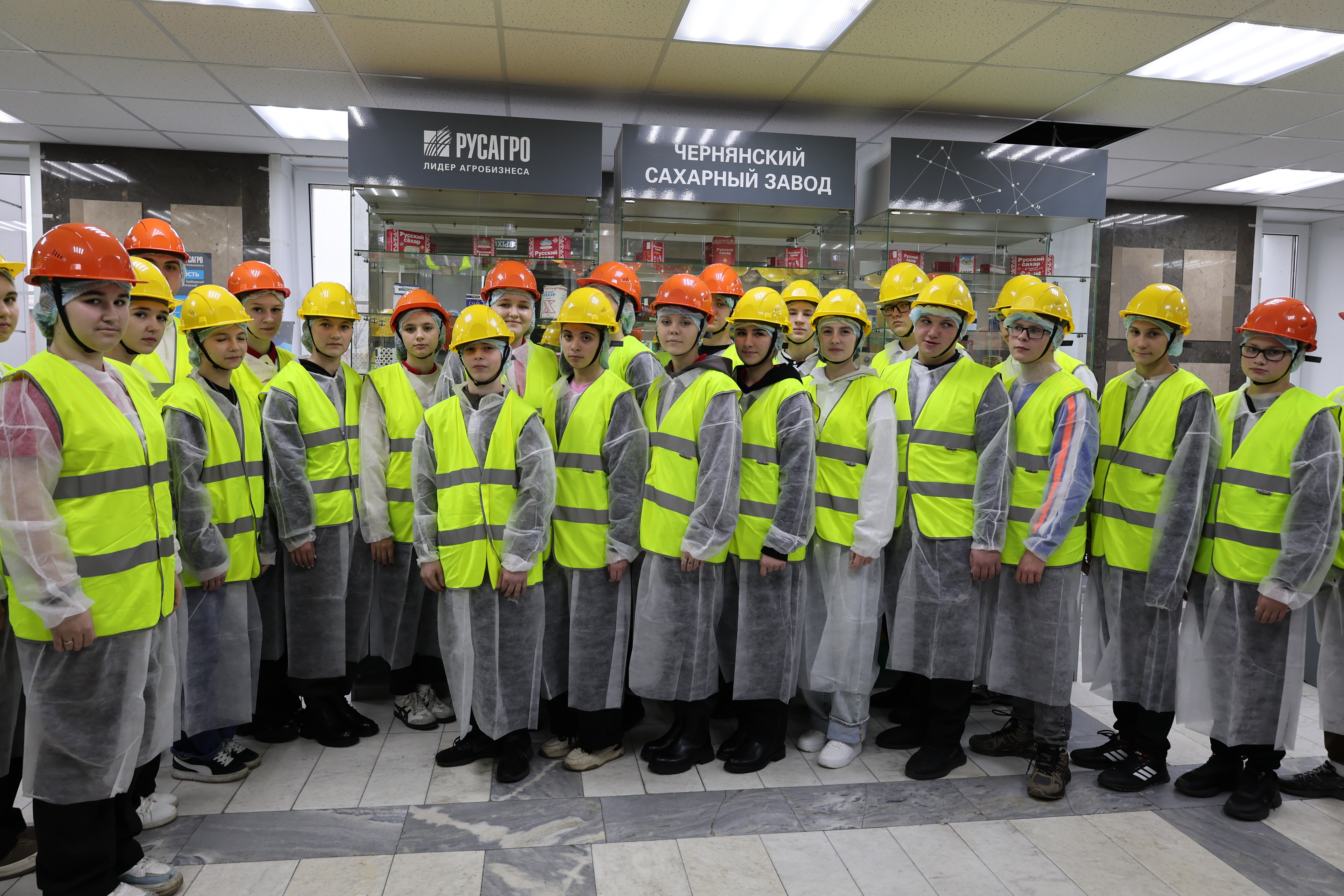С 2023 года Чернянский сахарный завод проводит профориентационные экскурсии, которые уже посетили более 1000 школьников и студентов со всей области!.